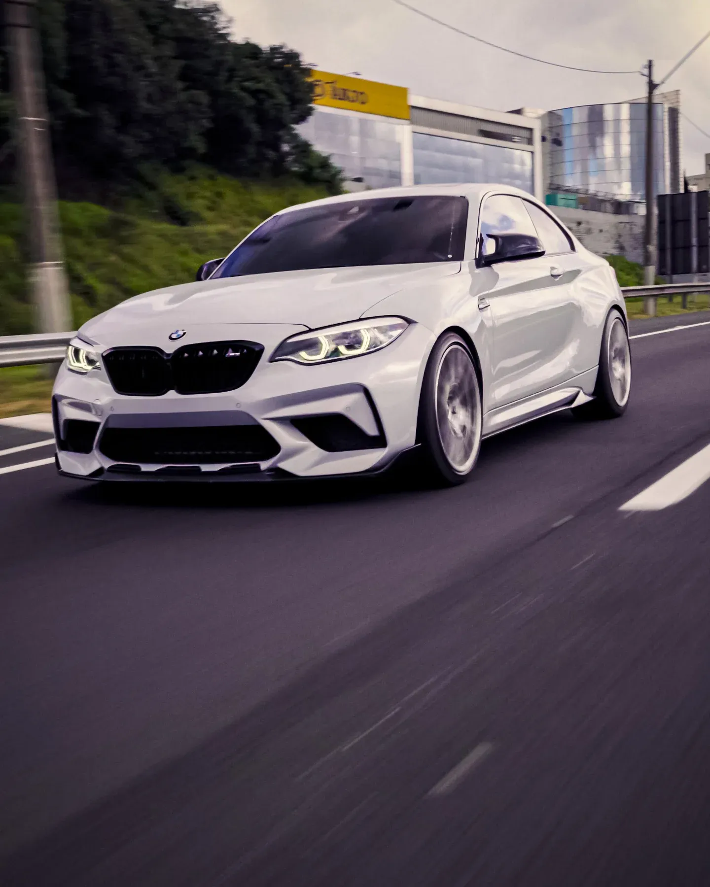 BMW M2 Competition branca em movimento após manutenção