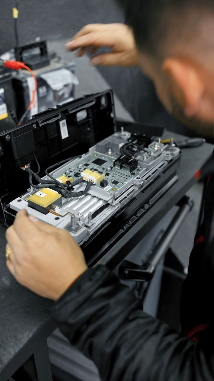 Técnico da Tiger Concept realizando diagnóstico eletrônico em módulo automotivo