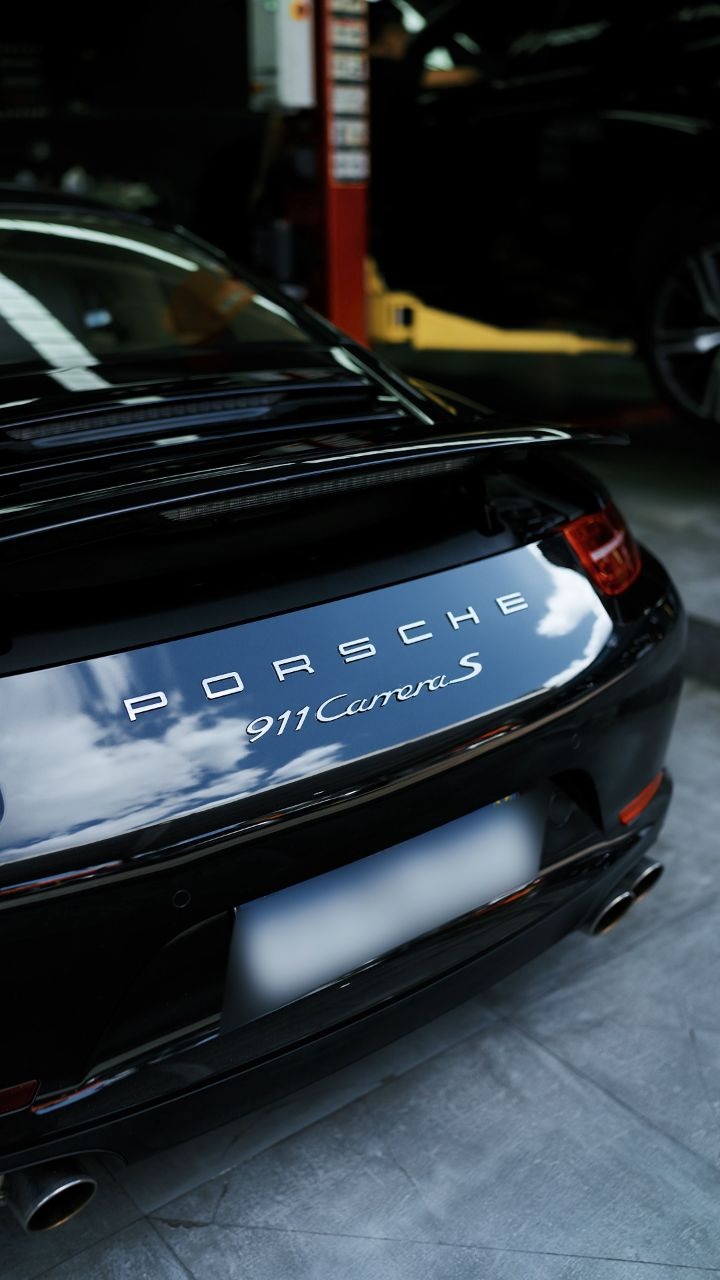 Porsche 911 Carrera S preto em manutenção na Tiger Concept