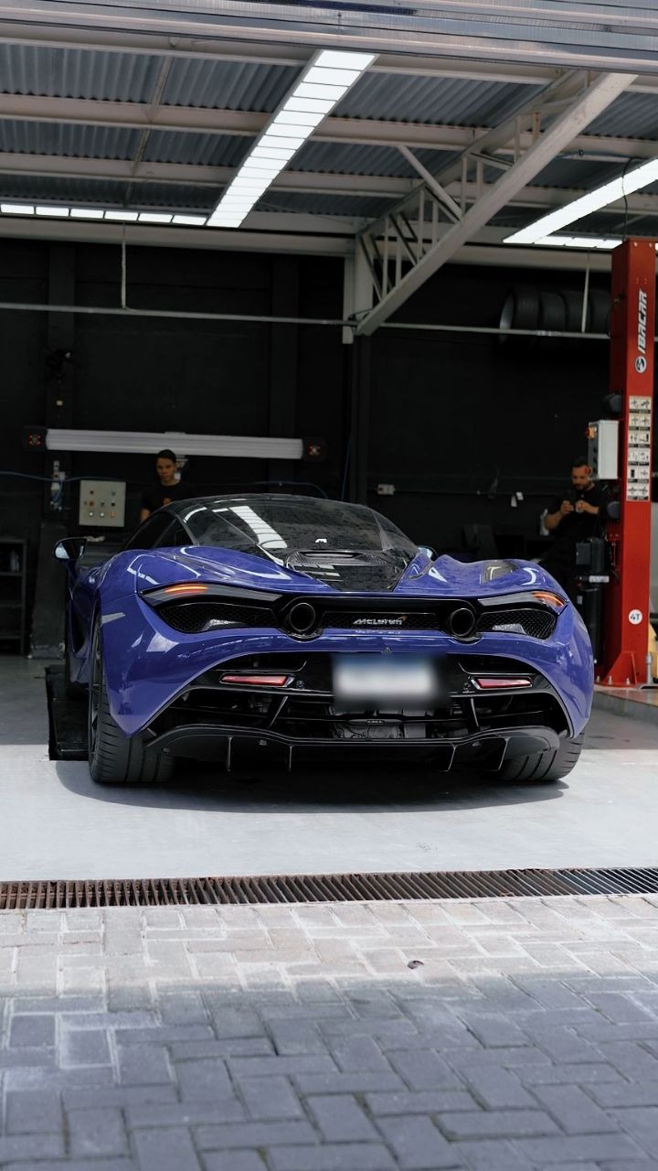 McLaren 720S azul em oficina especializada em Curitiba