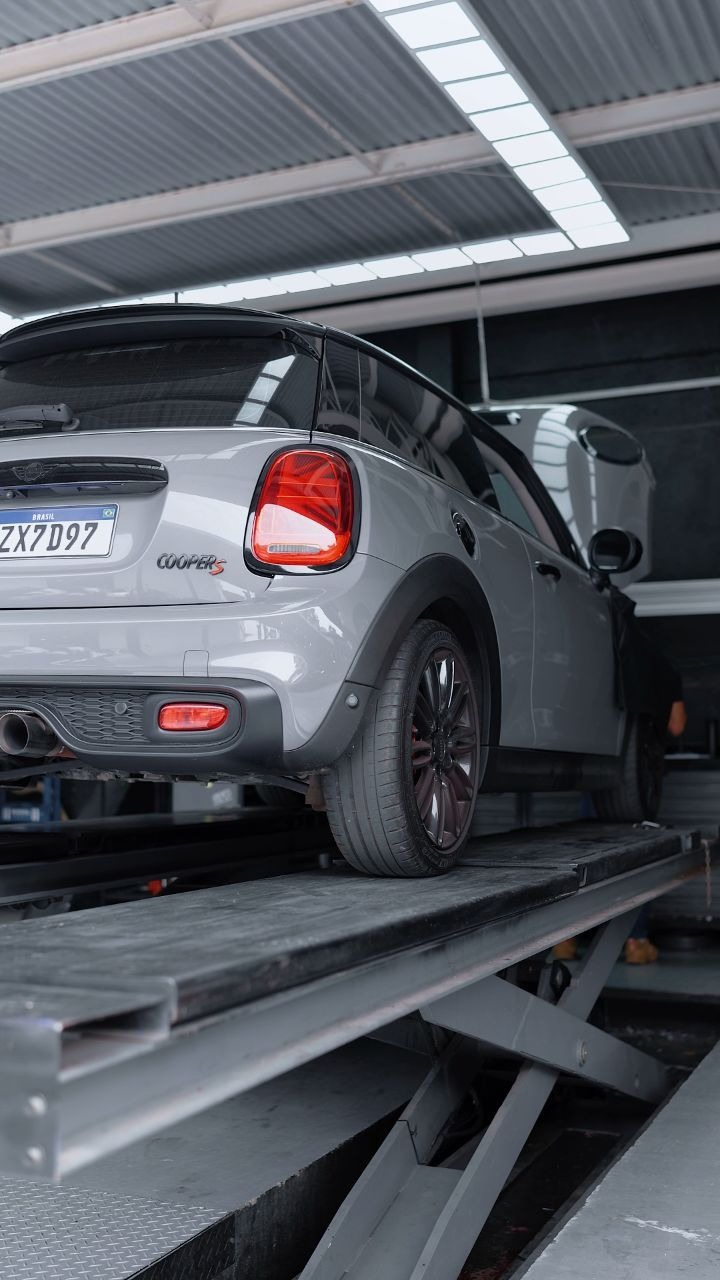 Mini Cooper S em elevador hidráulico para revisão