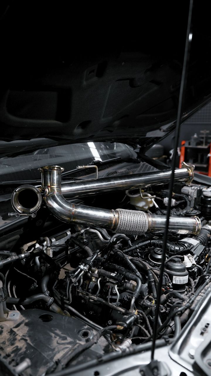 Downpipe em aço instalado no motor de veículo premium