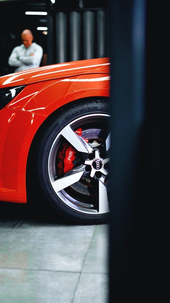 Audi RS laranja com pinças de freio vermelhas em avaliação